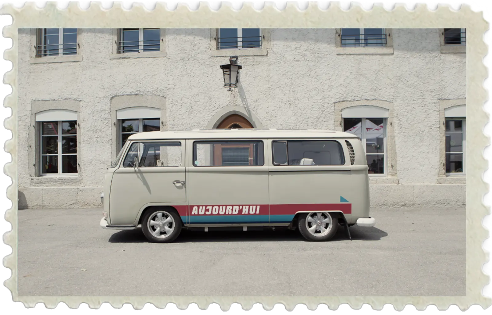 Der beige Volkswagen-Bus des Vereins Aujourd’hui mit der Aufschrift „Aujourd’hui“, vor einem Gebäude.